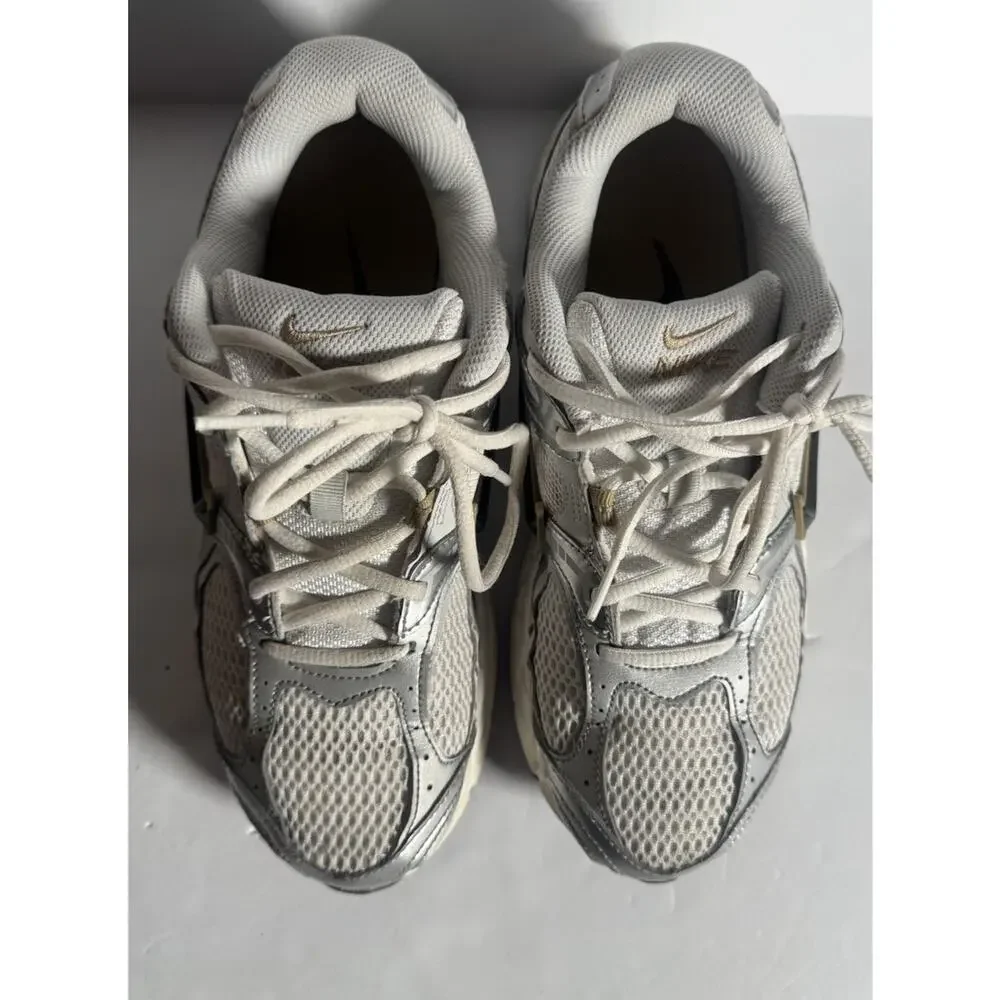 Nike V5 RNR Men’s 8.5 White Metallic Silver Gold Running Shoes HJ5228-100